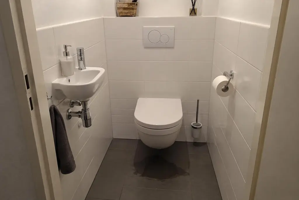 Lekdetectie Almelo – natte vloer bij een toilet