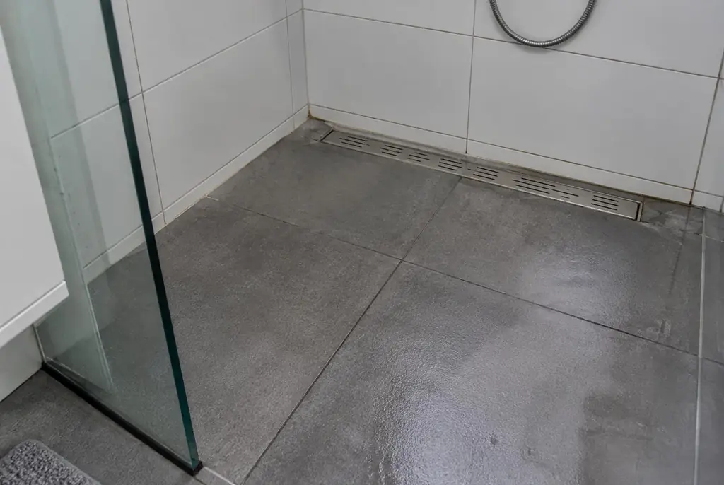 Lekdetectie Almelo – lekkende inloopdouche met natte voegen
