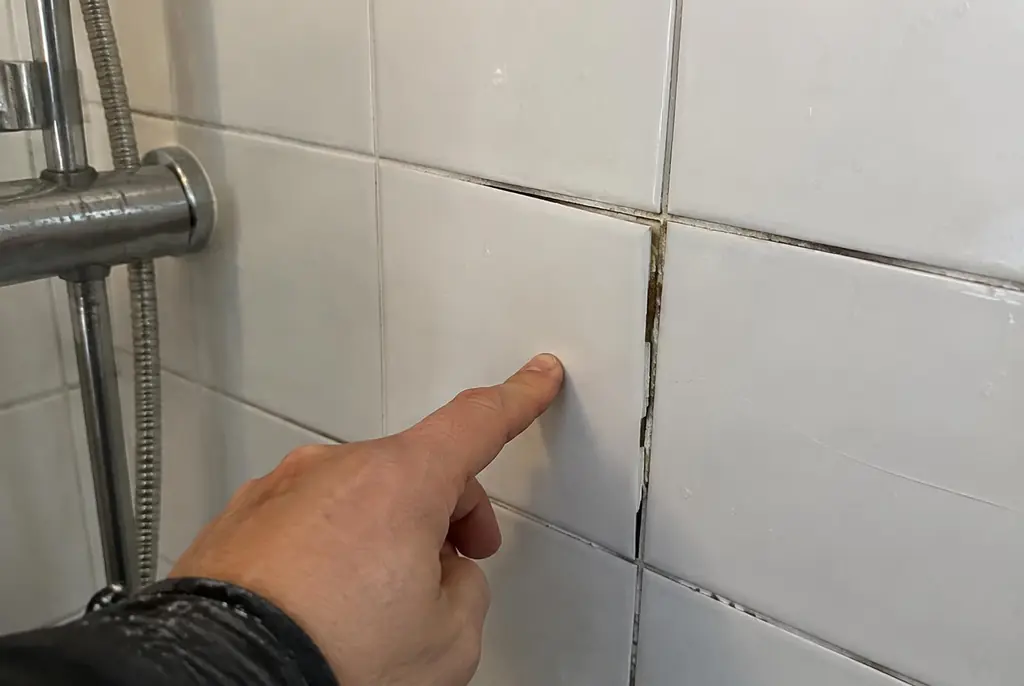 Lekdetectie Almelo – losse, holle badkamertegels door een lekkage