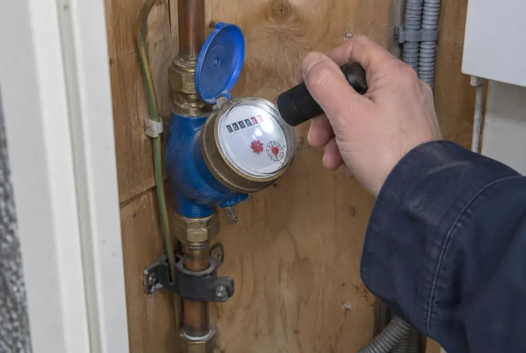 Lekdetectie Almelo – watermeter in de meterkast controleren met een zaklamp